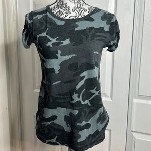We The Free Black Gray Camo Print T Shirt Short Sleeves XS